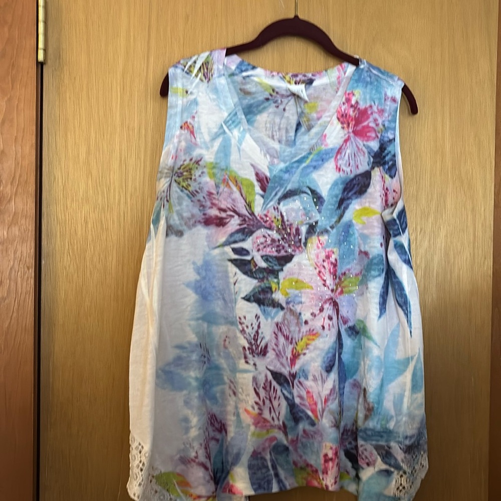 Time & True Sleeveless Sublimination Floral w/ Rhinestines Tank: W's XL (16-18)
